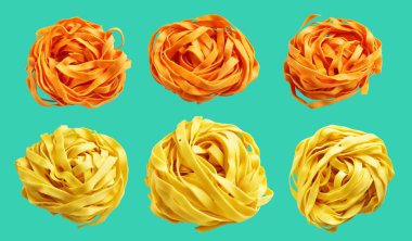 Sarı ve turuncu İtalyan tagliatelle veya Fettuccine klasik makarna yığını, kırpma yolu ile izole edilmiş italyan makarnası, yeşil arka planda gölge yok, yemek malzemeleri