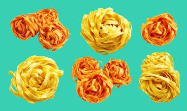 Sarı ve turuncu İtalyan tagliatelle veya Fettuccine klasik makarna yığını, kırpma yolu ile izole edilmiş italyan makarnası, yeşil arka planda gölge yok, yemek malzemeleri