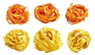 Sarı ve turuncu İtalyan tagliatelle veya Fettuccine klasik makarna yığını, kırpma yolu ile izole edilmiş italyan makarnası, beyaz arka planda gölge yok, yemek malzemeleri