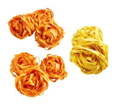 Sarı ve turuncu İtalyan tagliatelle veya Fettuccine klasik makarna yığını, kırpma yolu ile izole edilmiş italyan makarnası, beyaz arka planda gölge yok, yemek malzemeleri