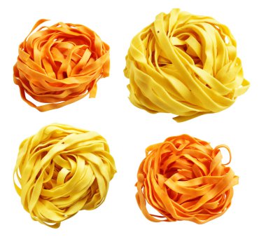 Sarı ve turuncu İtalyan tagliatelle veya Fettuccine klasik makarna yığını, kırpma yolu ile izole edilmiş italyan makarnası, beyaz arka planda gölge yok, yemek malzemeleri