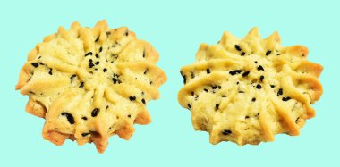 Rosette şekilli ev yapımı tereyağlı kurabiyeler kırpma yolu ile izole edilmiş yeşil arka planda gölge yok