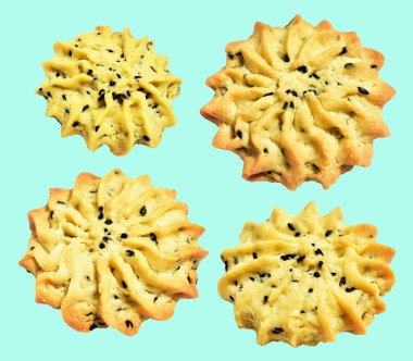 Rosette şekilli ev yapımı tereyağlı kurabiyeler kırpma yolu ile izole edilmiş yeşil arka planda gölge yok