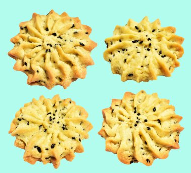 Rosette şekilli ev yapımı tereyağlı kurabiyeler kırpma yolu ile izole edilmiş yeşil arka planda gölge yok