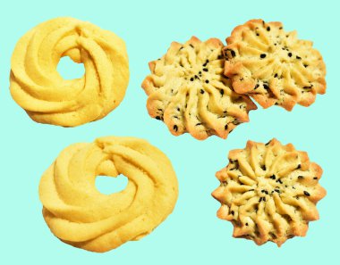 Rosette şekilli ev yapımı tereyağlı kurabiyeler kırpma yolu ile izole edilmiş yeşil arka planda gölge yok