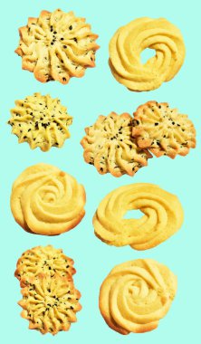 Rosette şekilli ev yapımı tereyağlı kurabiyeler kırpma yolu ile izole edilmiş yeşil arka planda gölge yok