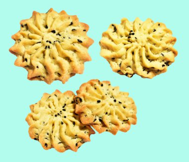 Rosette şekilli ev yapımı tereyağlı kurabiyeler kırpma yolu ile izole edilmiş yeşil arka planda gölge yok