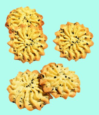 Rosette şekilli ev yapımı tereyağlı kurabiyeler kırpma yolu ile izole edilmiş yeşil arka planda gölge yok