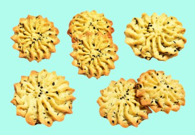 Rosette şekilli ev yapımı tereyağlı kurabiyeler kırpma yolu ile izole edilmiş yeşil arka planda gölge yok