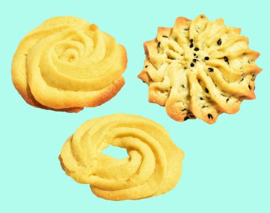 Rosette şekilli ev yapımı tereyağlı kurabiyeler kırpma yolu ile izole edilmiş yeşil arka planda gölge yok