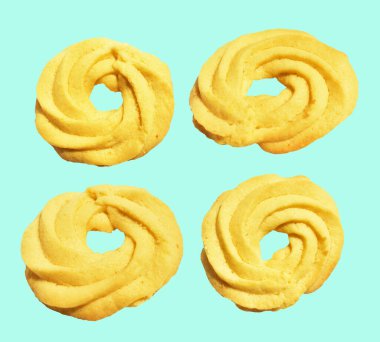 Rosette şekilli ev yapımı tereyağlı kurabiyeler kırpma yolu ile izole edilmiş yeşil arka planda gölge yok