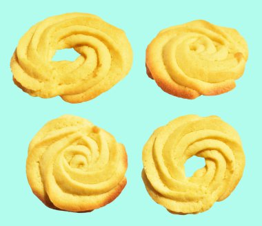 Rosette şekilli ev yapımı tereyağlı kurabiyeler kırpma yolu ile izole edilmiş yeşil arka planda gölge yok