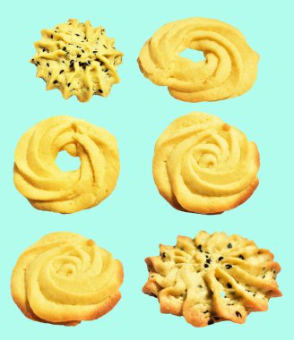 Rosette şekilli ev yapımı tereyağlı kurabiyeler kırpma yolu ile izole edilmiş yeşil arka planda gölge yok