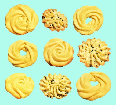 Rosette şekilli ev yapımı tereyağlı kurabiyeler kırpma yolu ile izole edilmiş yeşil arka planda gölge yok