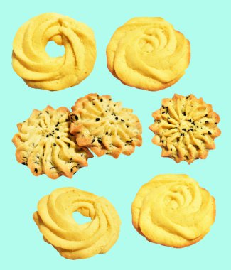 Rosette şekilli ev yapımı tereyağlı kurabiyeler kırpma yolu ile izole edilmiş yeşil arka planda gölge yok