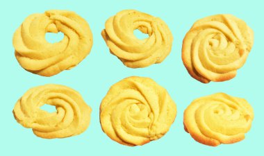 Rosette şekilli ev yapımı tereyağlı kurabiyeler kırpma yolu ile izole edilmiş yeşil arka planda gölge yok