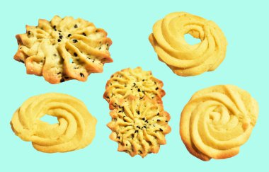 Rosette şekilli ev yapımı tereyağlı kurabiyeler kırpma yolu ile izole edilmiş yeşil arka planda gölge yok