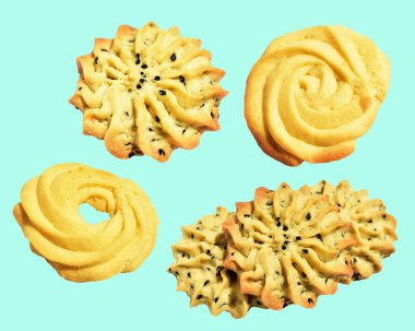 Rosette şekilli ev yapımı tereyağlı kurabiyeler kırpma yolu ile izole edilmiş yeşil arka planda gölge yok