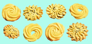 Rosette şekilli ev yapımı tereyağlı kurabiyeler kırpma yolu ile izole edilmiş yeşil arka planda gölge yok