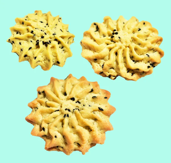 Rosette şekilli ev yapımı tereyağlı kurabiyeler kırpma yolu ile izole edilmiş yeşil arka planda gölge yok