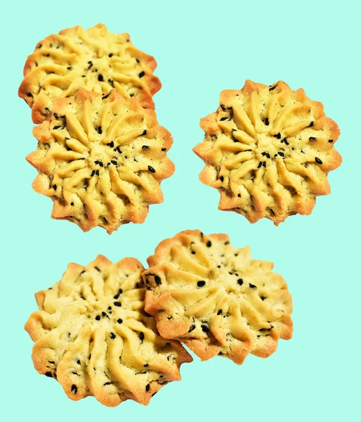 Rosette şekilli ev yapımı tereyağlı kurabiyeler kırpma yolu ile izole edilmiş yeşil arka planda gölge yok