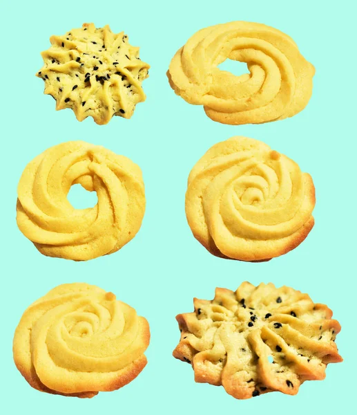 Rosette şekilli ev yapımı tereyağlı kurabiyeler kırpma yolu ile izole edilmiş yeşil arka planda gölge yok