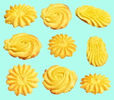 Çiçek biçimli ev yapımı tereyağlı kurabiyeler kırpma yolu ile izole edilmiş yeşil arka planda gölge yok