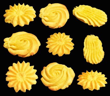 Çiçek biçimli ev yapımı tereyağlı kurabiyeler kırpma yolu ile izole edilmiş siyah arkaplanda gölge yok