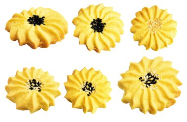 Papatya çiçekli ev yapımı tereyağlı kurabiyeler. Susam tohumlu. Kırpma yolu ile izole edilmiş.