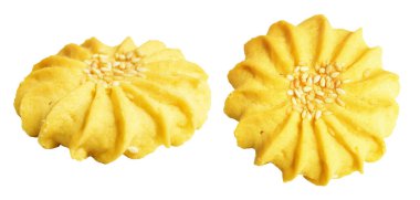 Papatya çiçekli ev yapımı tereyağlı kurabiyeler. Susam tohumlu. Kırpma yolu ile izole edilmiş.