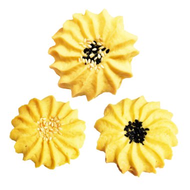 Papatya çiçekli ev yapımı tereyağlı kurabiyeler. Susam tohumlu. Kırpma yolu ile izole edilmiş.