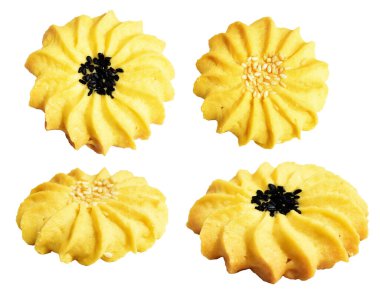 Papatya çiçekli ev yapımı tereyağlı kurabiyeler. Susam tohumlu. Kırpma yolu ile izole edilmiş.