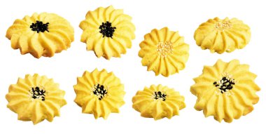 Papatya çiçekli ev yapımı tereyağlı kurabiyeler. Susam tohumlu. Kırpma yolu ile izole edilmiş.