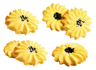 Papatya çiçekli ev yapımı tereyağlı kurabiyeler. Susam tohumlu. Kırpma yolu ile izole edilmiş.