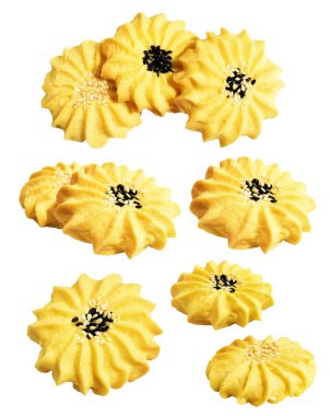 Papatya çiçekli ev yapımı tereyağlı kurabiyeler. Susam tohumlu. Kırpma yolu ile izole edilmiş.