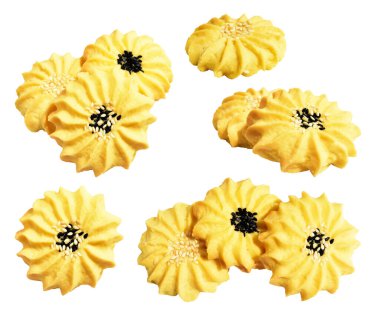 Papatya çiçekli ev yapımı tereyağlı kurabiyeler. Susam tohumlu. Kırpma yolu ile izole edilmiş.