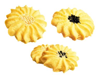 Papatya çiçekli ev yapımı tereyağlı kurabiyeler. Susam tohumlu. Kırpma yolu ile izole edilmiş.