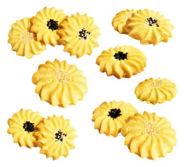 Papatya çiçekli ev yapımı tereyağlı kurabiyeler. Susam tohumlu. Kırpma yolu ile izole edilmiş.