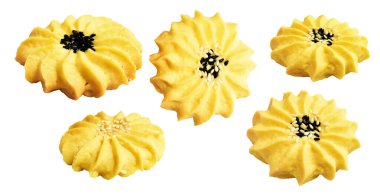 Papatya çiçekli ev yapımı tereyağlı kurabiyeler. Susam tohumlu. Kırpma yolu ile izole edilmiş.