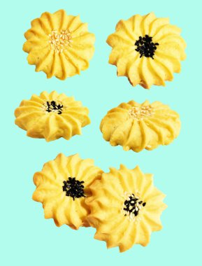 Papatya çiçekli ev yapımı tereyağlı kurabiye. Susam tohumlu. Kırpma yolu ile izole edilmiş.