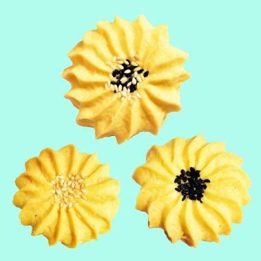 Papatya çiçekli ev yapımı tereyağlı kurabiye. Susam tohumlu. Kırpma yolu ile izole edilmiş.