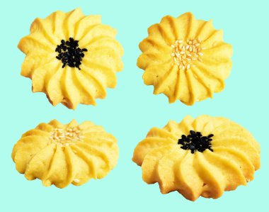 Papatya çiçekli ev yapımı tereyağlı kurabiye. Susam tohumlu. Kırpma yolu ile izole edilmiş.