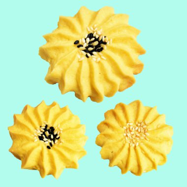 Papatya çiçekli ev yapımı tereyağlı kurabiye. Susam tohumlu. Kırpma yolu ile izole edilmiş.