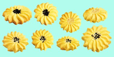 Papatya çiçekli ev yapımı tereyağlı kurabiye. Susam tohumlu. Kırpma yolu ile izole edilmiş.