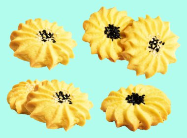 Papatya çiçekli ev yapımı tereyağlı kurabiye. Susam tohumlu. Kırpma yolu ile izole edilmiş.