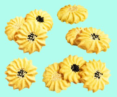 Papatya çiçekli ev yapımı tereyağlı kurabiye. Susam tohumlu. Kırpma yolu ile izole edilmiş.