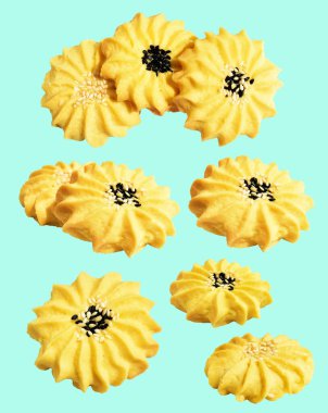 Papatya çiçekli ev yapımı tereyağlı kurabiye. Susam tohumlu. Kırpma yolu ile izole edilmiş.