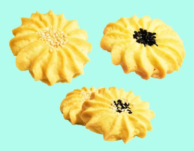 Papatya çiçekli ev yapımı tereyağlı kurabiye. Susam tohumlu. Kırpma yolu ile izole edilmiş.