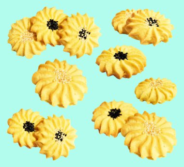 Papatya çiçekli ev yapımı tereyağlı kurabiye. Susam tohumlu. Kırpma yolu ile izole edilmiş.