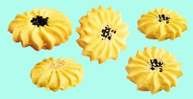Papatya çiçekli ev yapımı tereyağlı kurabiye. Susam tohumlu. Kırpma yolu ile izole edilmiş.